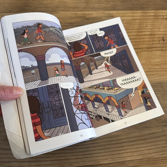 Lot of 3 Girls Comic Chapter Books - Picture 6 of 8